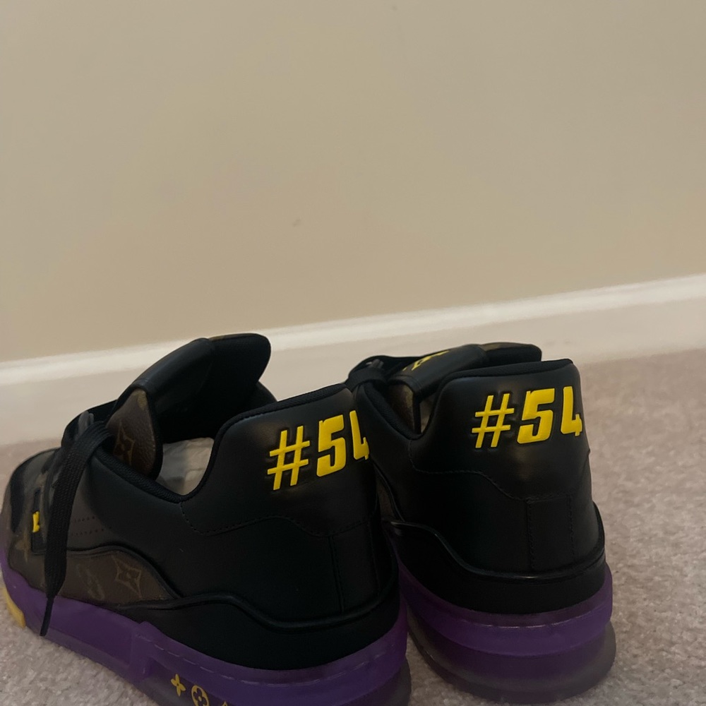 Mens Limited Addition Basket Ball Sneakers - Picture 4 of 4